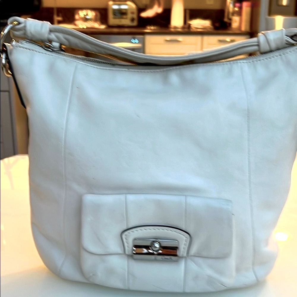 Coach Classic Leather White Shoulder Bag Excellent Pre-Owned Condition